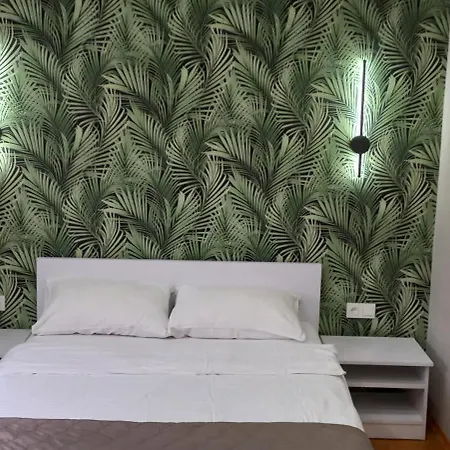 Pelican Guest House & Hostel Çernivtsi Dış mekan fotoğraf