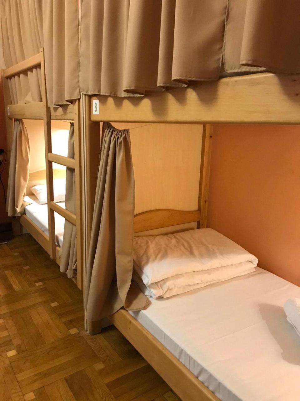 Hostel Pelican & *